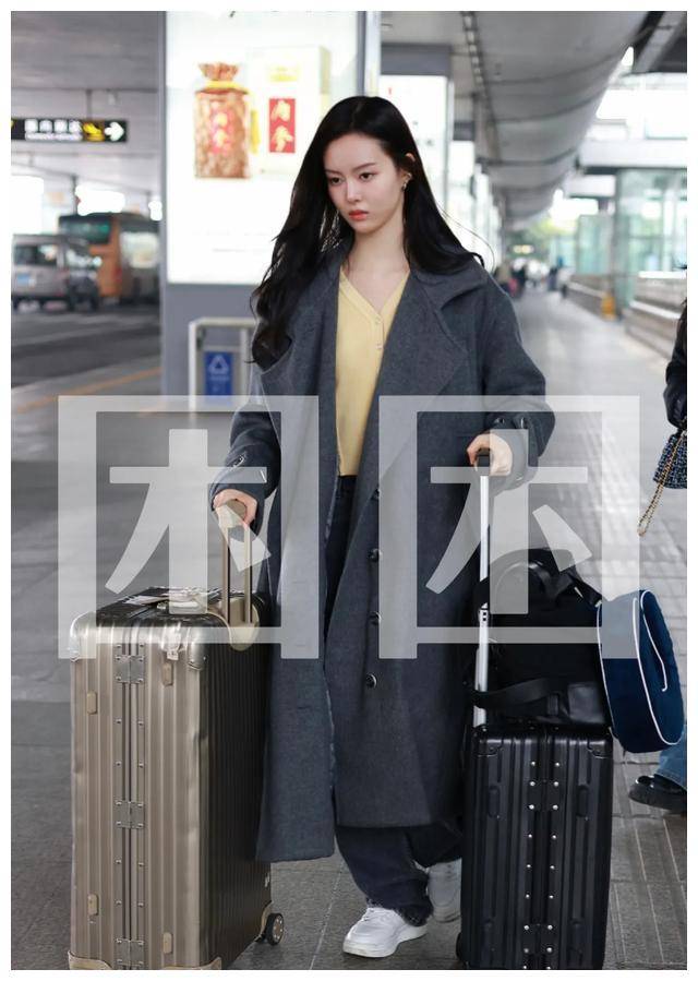 艺兴女团长相被嘲普通,网友建议整容._张艺兴_舞台_业务