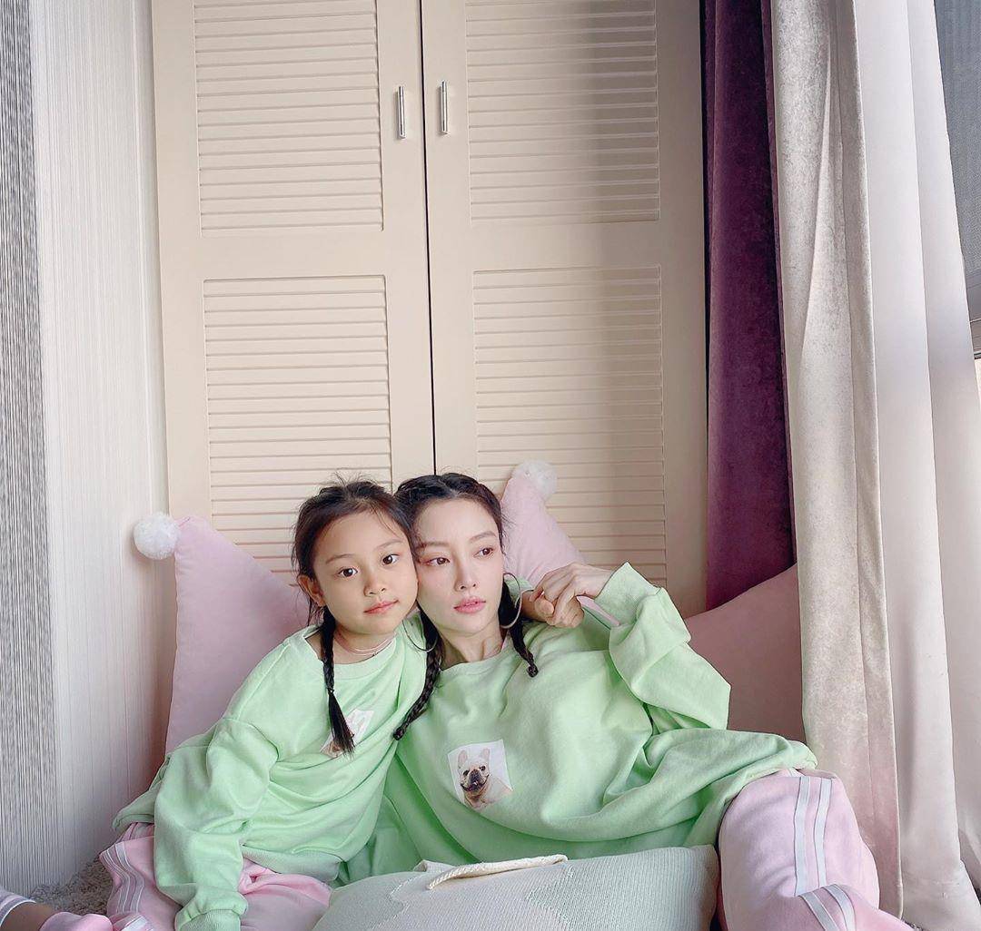 甜馨李小璐同穿亲子装,大家却把关注度放在眼皮上,看后傻眼了_贾乃亮