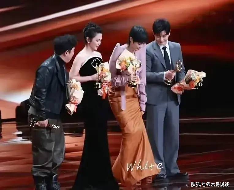 前段时间在颁奖礼上,李宇春的礼服被挂住了,李冰冰虽然自己也穿着礼服