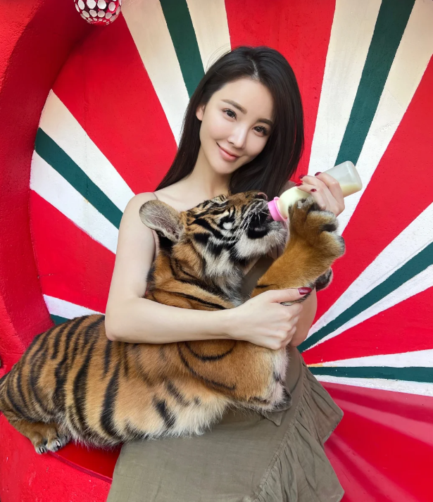 相比之下,刘雨欣就要阔绰得多,她自曝在美国的家被偷空,损失了几千万