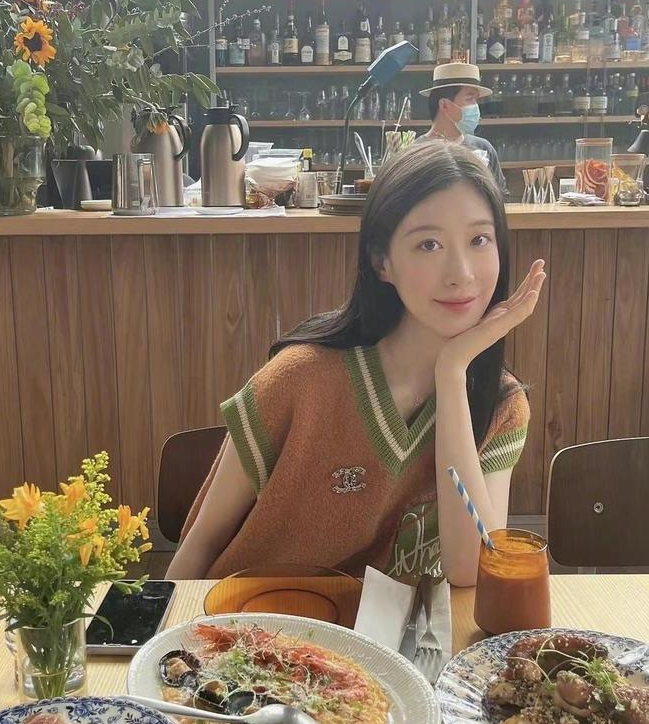 外出聚餐,挽手同行感情超好,结婚两年婚姻稳定幸福_用餐_气质_结婚证