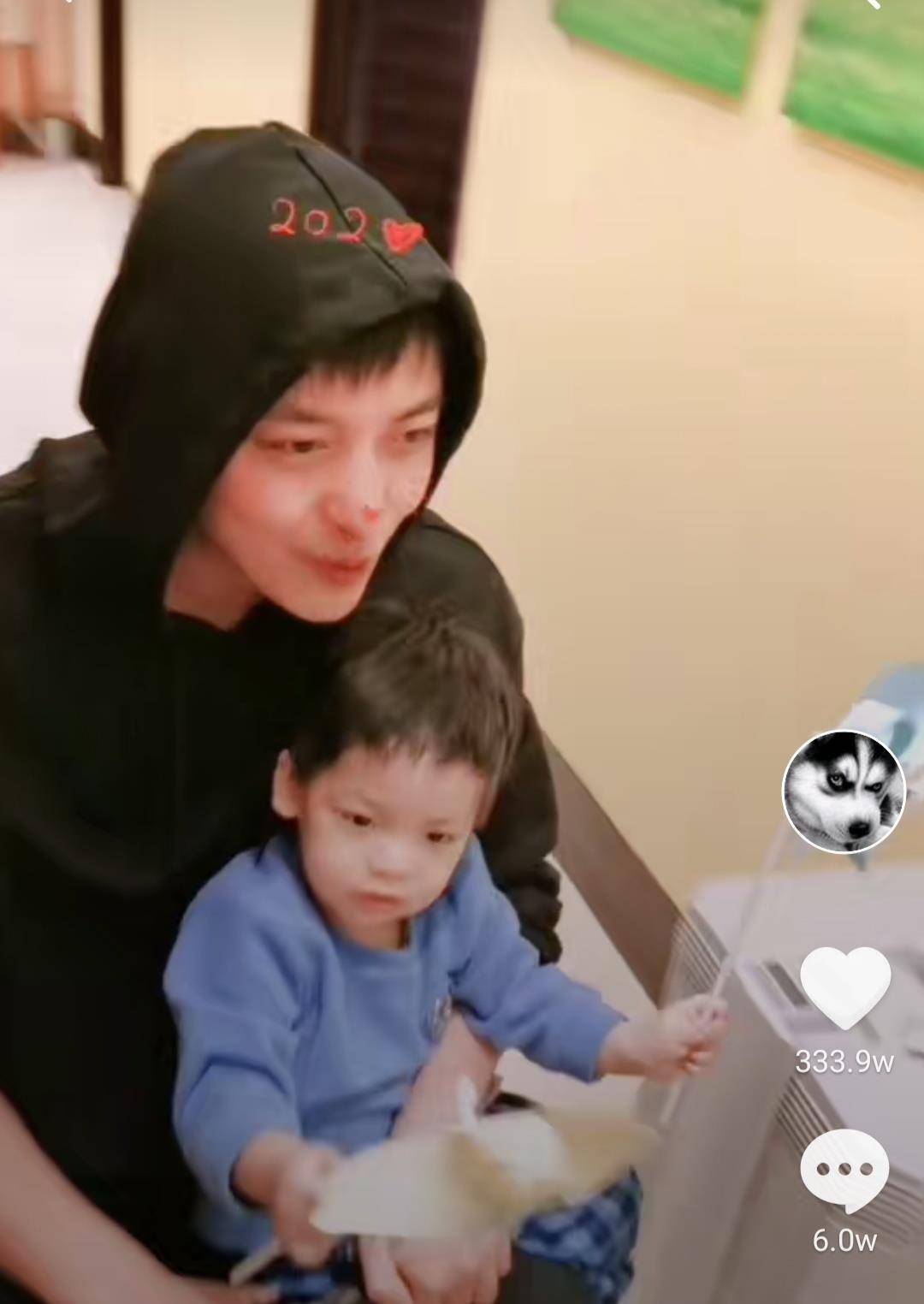 李佳航更新微博简介,仅用2字代替.