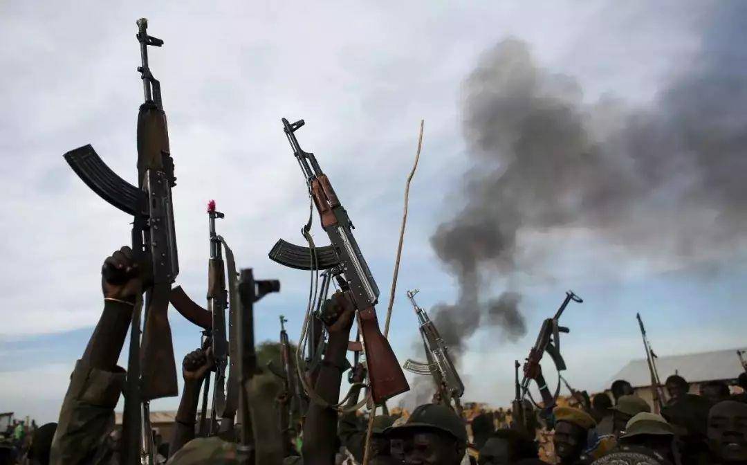 因为地球对任何物体都存在的引力,但子弹从枪口跑出,不管之前的出