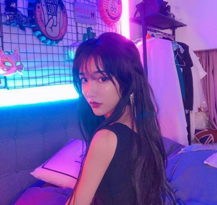 "女装大佬"艾比生图照流出,当看到下半身时,网友:这还有什么好说的?