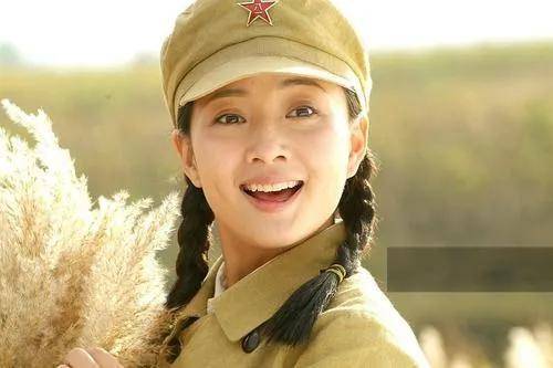 26年前朱时茂的春晚小品中,谁注意他旁边的女孩,已火得一塌糊涂_梅婷