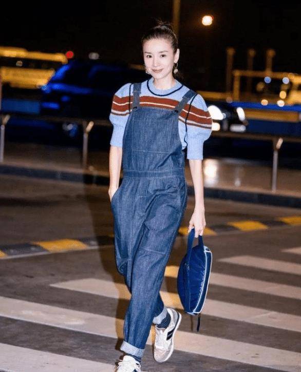 董洁穿"黑大衣"真显气质,叠穿衬衫 牛仔裤,减龄又洋气_方式_时候_款式