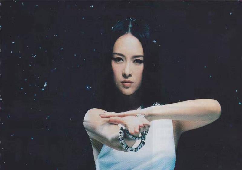 章子怡带女儿看《夺冠》,主动点评巩俐演技,两人不合消息被打破.