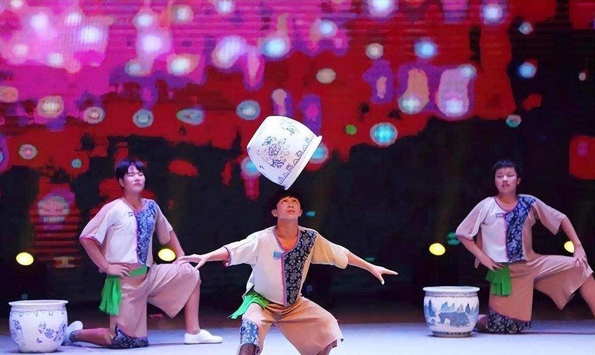 12年1米68姑娘爱上1米2的小伙,还主动提出私奔,涂