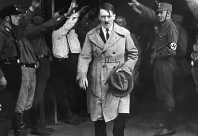 学院招生办的老师肠子都悔青了,因为他们当年拒绝的逐梦少年,叫希特勒