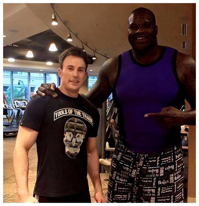 奥尼尔合影遇挑战,肌肉再强也别轻言合影,否则……_身材_泰森