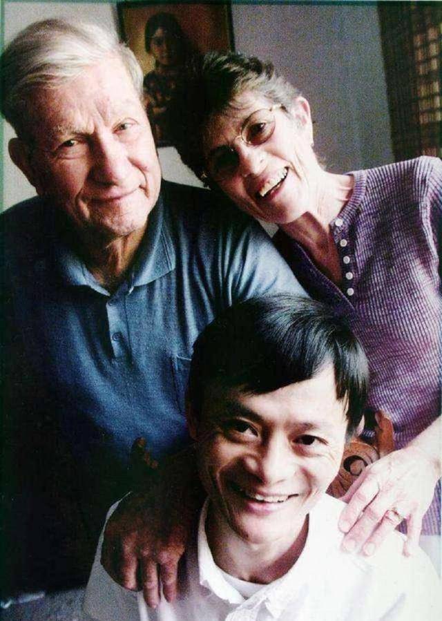 35年前,一对父子每年资助马云400元上学,马云他怎样报恩的?