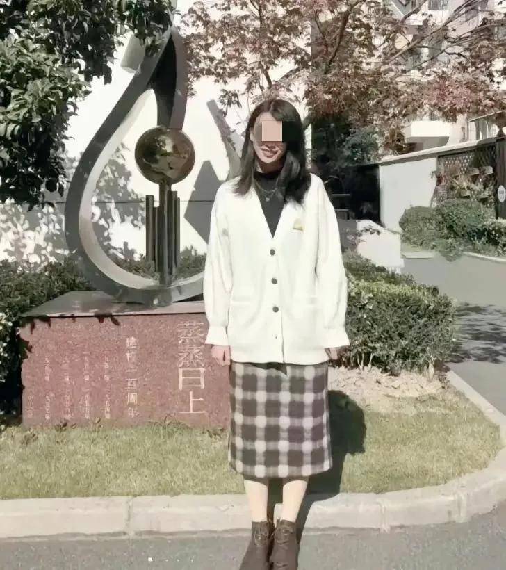 上海张老师大量美照曝光,16岁学生被吸引原因揭晓,美丽魅力你能抵挡吗