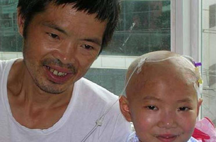 2005年,八岁女孩患急性白血病,为不拖累家人,写下遗书安排后事_佘仕友