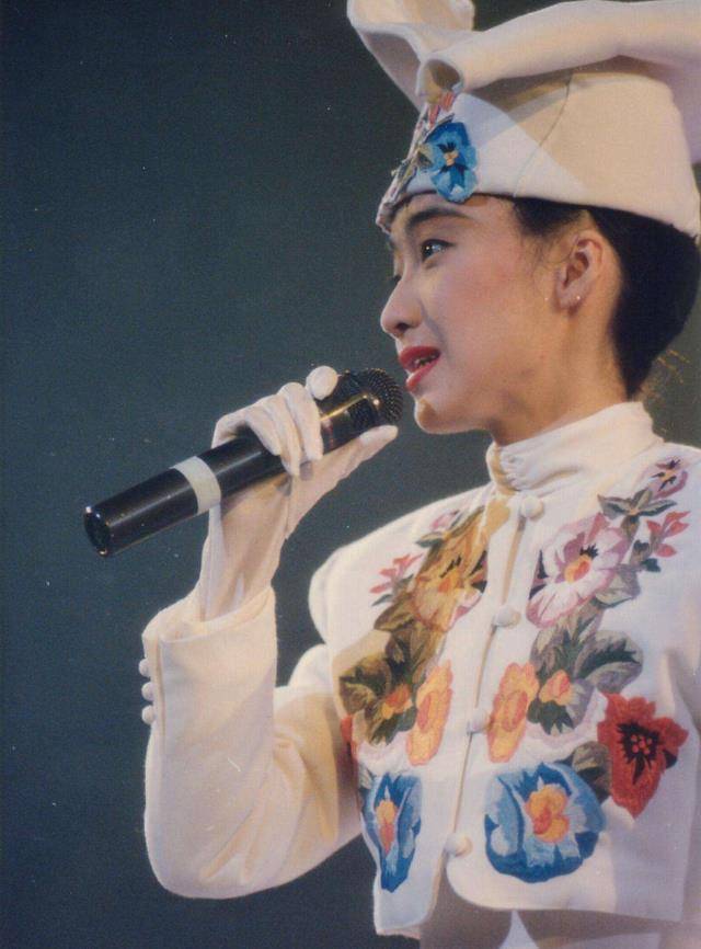 王菲顶多第五,徐小凤也就排第二_乐坛_邓丽君_女王