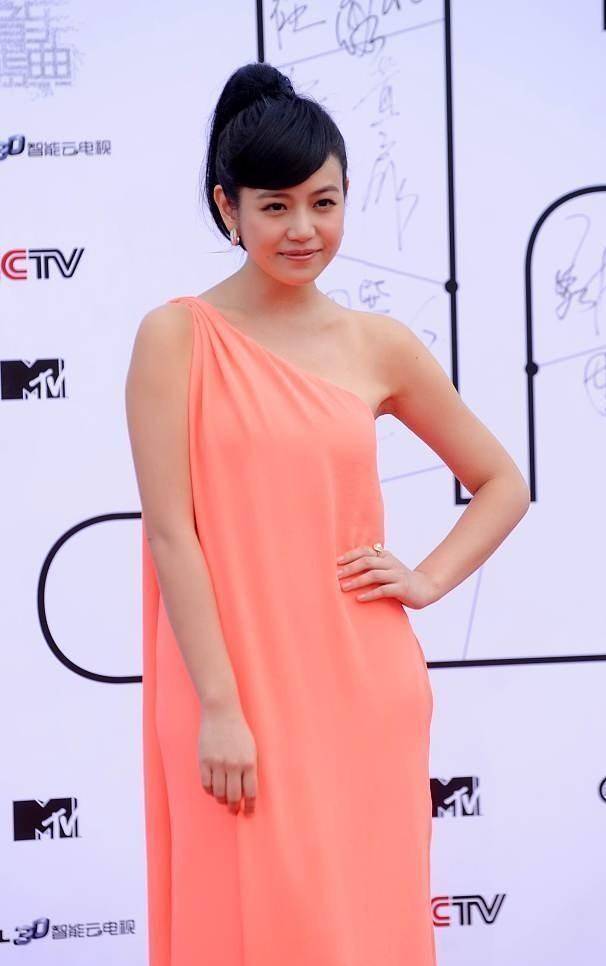 陈妍希这造型好难驾驭啊,肉粉色雪纺裙有点显黑,发型也很奇特_女性