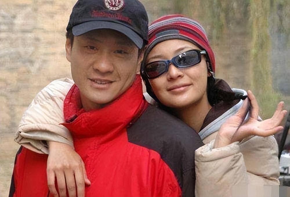 演员连奕名:成名后与原配离婚,二婚娶杨若兮,前妻红了