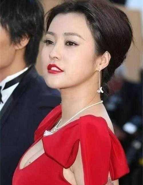 郝蕾发福后更"敢穿",一袭红色大u领连衣裙走红毯,风韵犹存_身材_女性