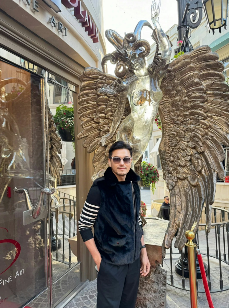 而吕良伟也曾在采访中透露过自己的"青春秘籍",那就是注重养生,饮食