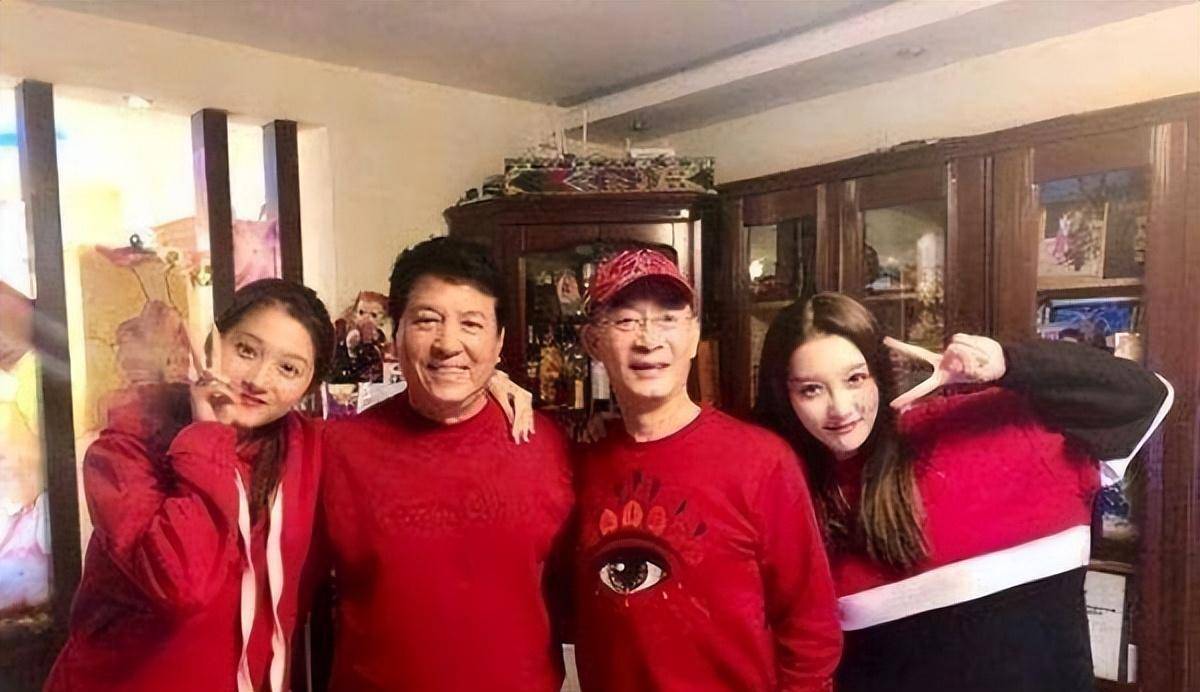 万万没想到的是,章同童有一个大明星闺蜜,那就是关晓彤.