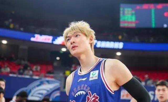 郭艾伦换造型,新疆男篮新外援到队,知名网站更新杨瀚森选秀排名