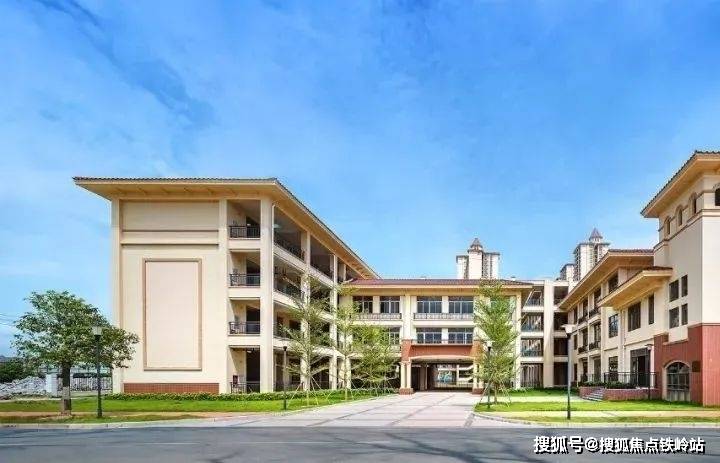 幼儿园实拍图项目自身配有2所幼儿园和1所36班小学.