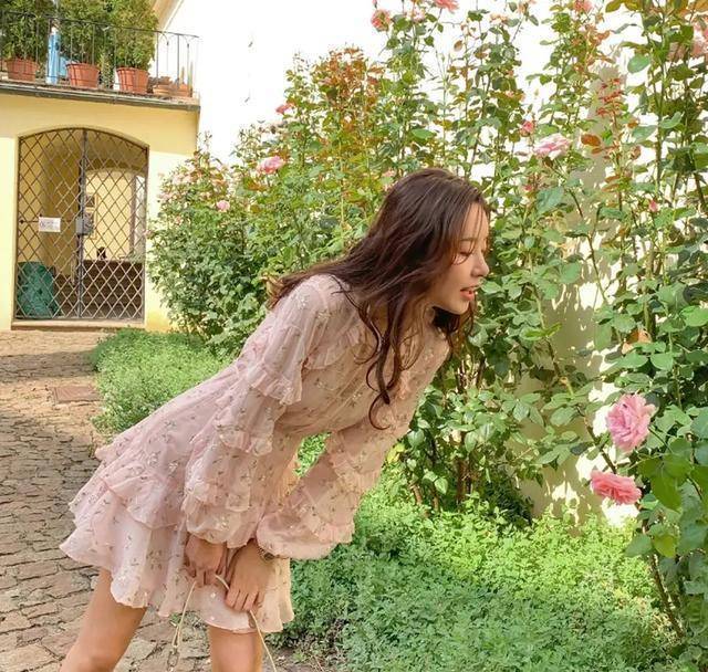 陈赫娇妻张子萱美得高调,粉色碎花裙清新减龄,说她18岁都有人信