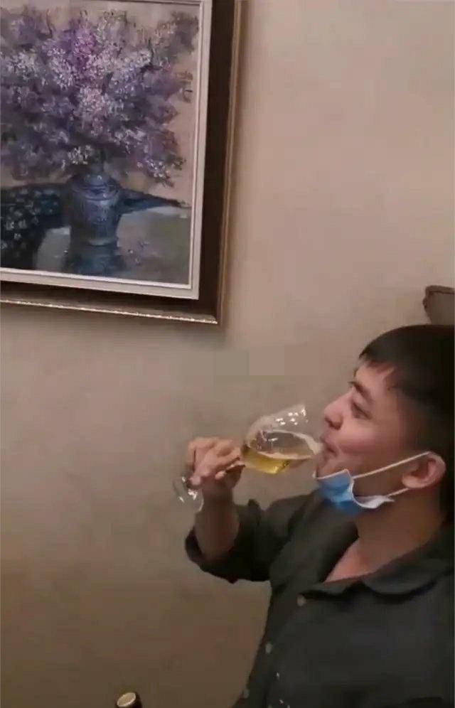 李佳航更新微博简介,仅用2字代替.