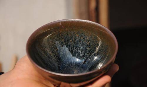 在日本鉴宝节目中,有人拿出来一个曜变天目盏,他认为是不亚于以上三个