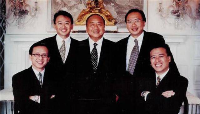 132年前,他因煮菜忘关火意外熬出黑色汤汁,如今成家家必备产品_李锦记