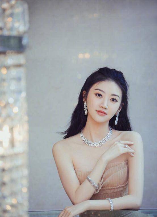 出道资源逆天,"人间富贵花"景甜为什么就是捧不红?_舞蹈_因为_活动