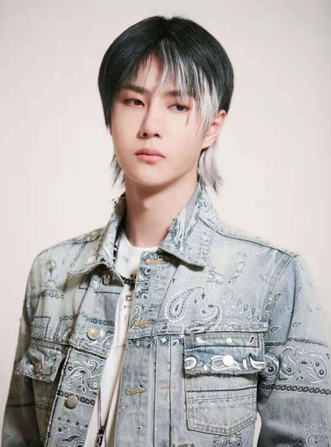 王一博发文回归街舞4,水洗牛仔外套加梦幻风挑染长发潮酷满分_时尚