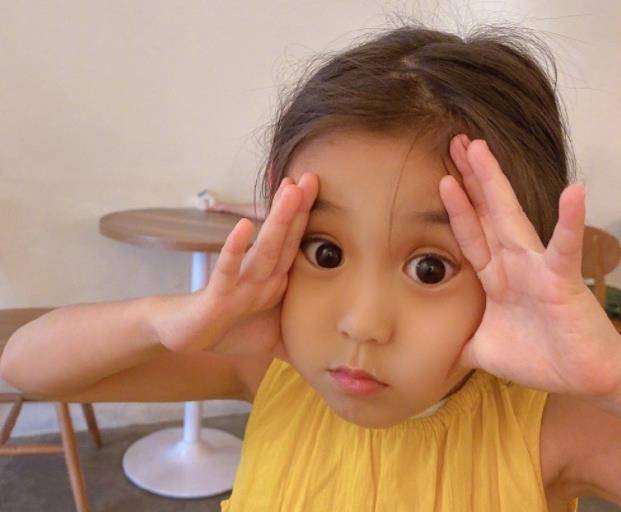 贾静雯晒女儿暑假照,3岁波妞腿长赶超姐姐,咘咘侧颜像极了妈妈_裙子