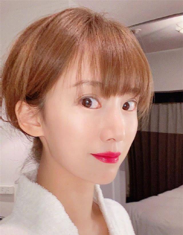 阔太李念晒素颜健身照,皮肤白皙身材好,少女感满满_丈夫_和平_支持