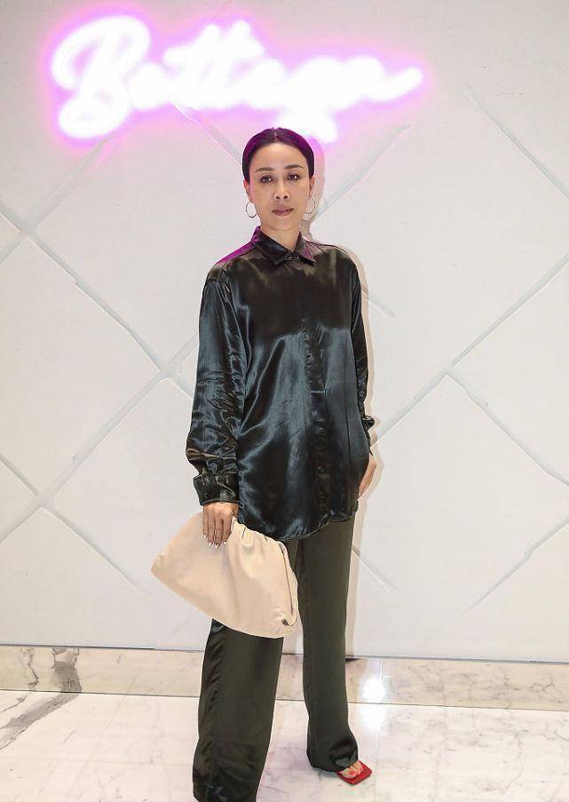 那英的气质不需穿得太精致,就能成焦点,"缎面睡衣风"挺拉风的_材质