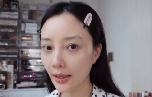 发际线超高,眉毛淡得几乎看不见_生活_卫衣很_齐刘海
