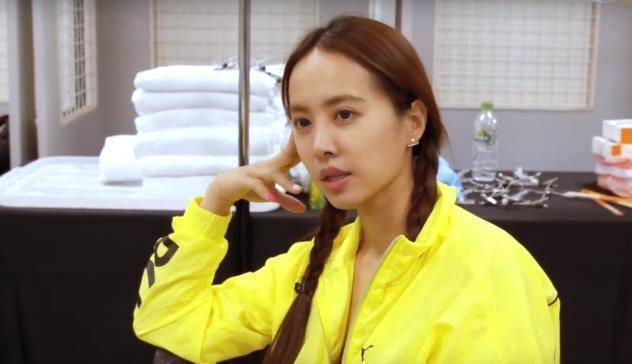 蔡依林录视频没化妆,生图黑眼圈,法令纹都有,40岁开始显老了_头发