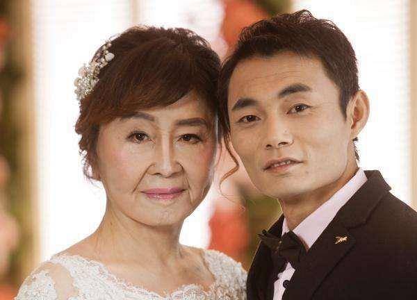 胡娟与丈夫的婚纱照陈元靓的《事林广记》有一句话:"路遥知马力,事