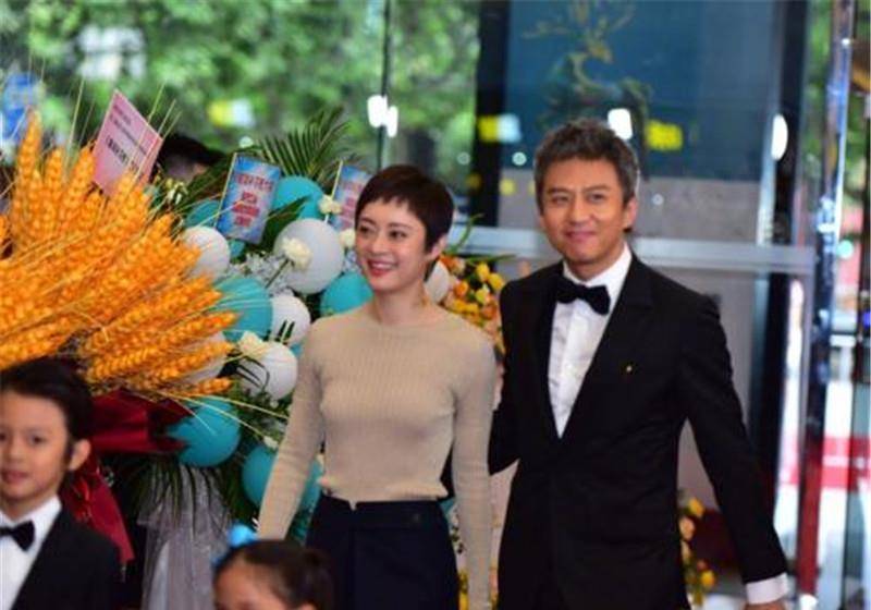 邓超孙俪带小花和等等出门吃饭,一家四口十分温馨,令人羡慕.