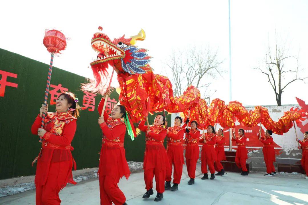 2月8日,在唐山市丰润区左家坞镇大旺庄村,村民在表演民俗节目▲27 7