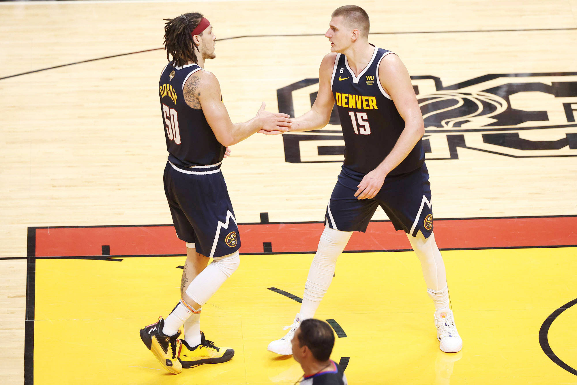 戈登身高203,体重106公斤,典型的重型锋线.