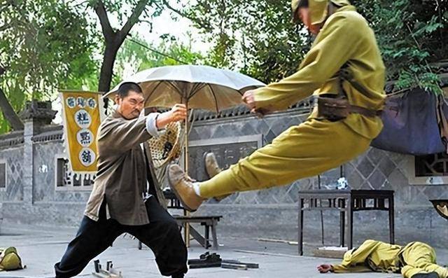 抗日神剧中的八路军离谱伙食,咖啡卷饼午餐肉,吃得