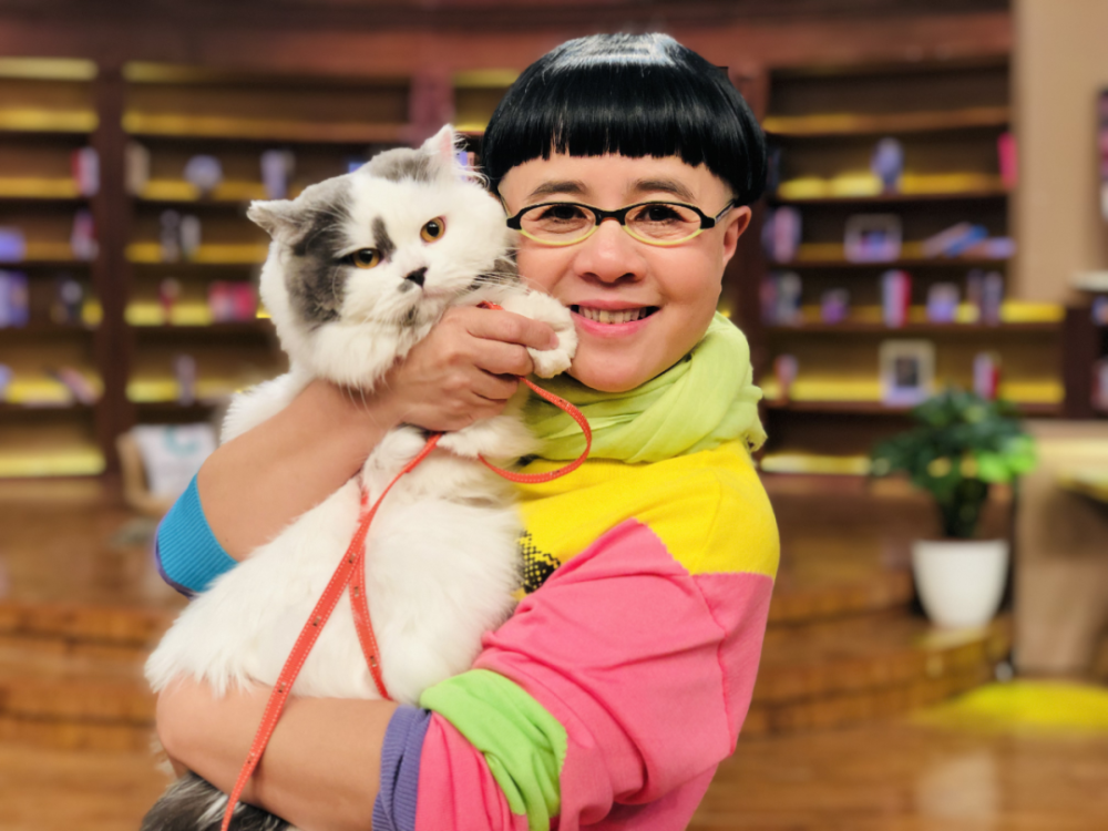 "金龟子"刘纯燕57岁仍不换发型,网友热议:是情怀还是固执?