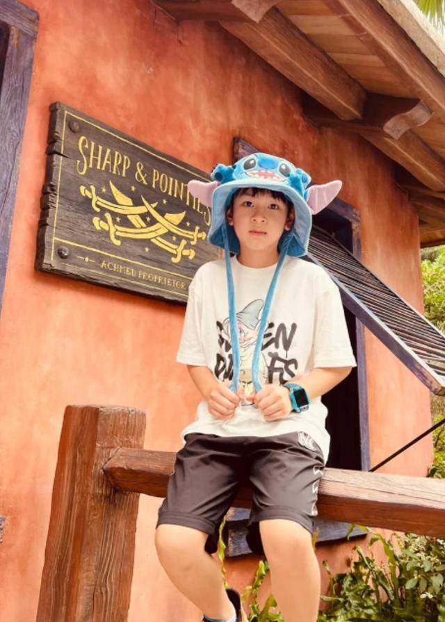 吴尊一家去游乐园,儿子max又萌又帅,林丽吟比neinei皮肤还白_孩子