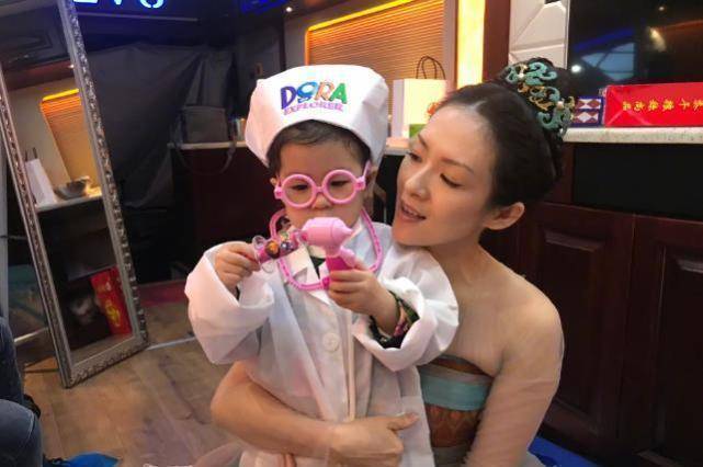 章子怡和醒宝对视母爱十足,小苹果3年前模样青涩_女儿_作品_孩子