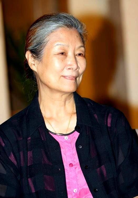 演员吕中:23岁嫁同学,今儿子儿媳是她的骄傲,女儿是国人的骄傲_生活