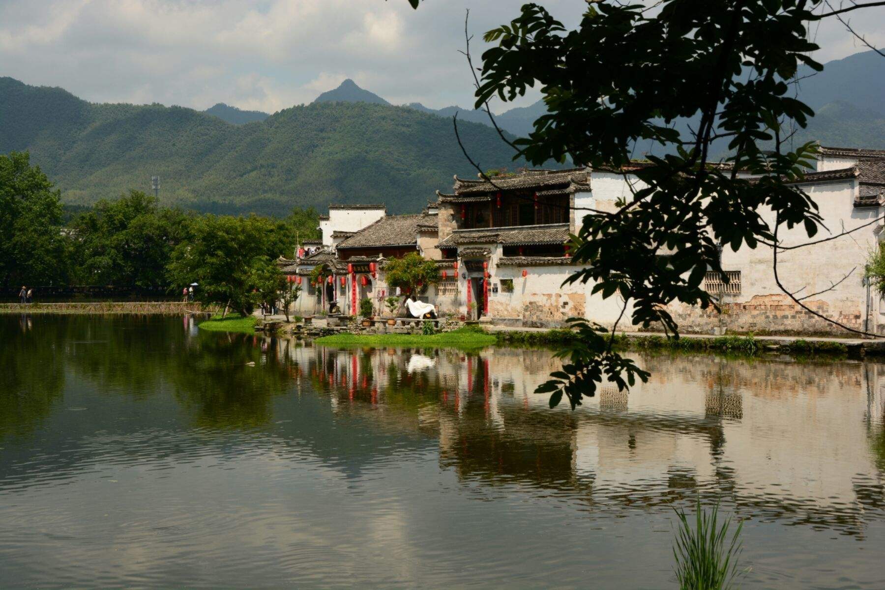 距今已有近千年的历史,是典型的徽派建筑古村_西递宏村_游客_传统