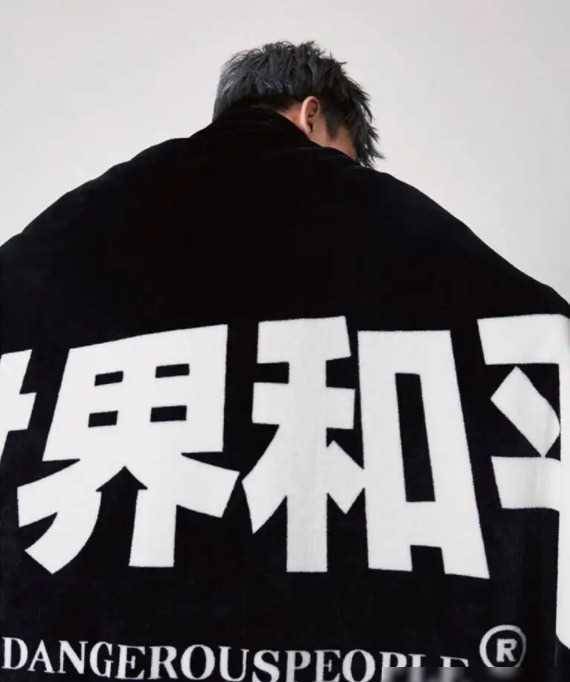 薛之谦不仅在音乐领域取得了出色的成绩,在商业,社交媒体,娱乐领域也