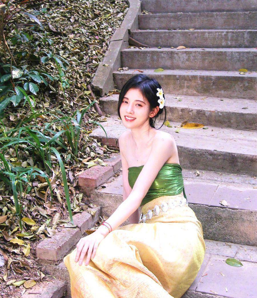 鞠婧祎提前过夏天,打扮清凉变"傣族女孩",这身高确定159?