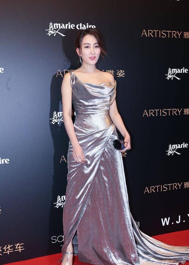 马苏真是挺招摇的,一袭亮面礼裙看着都晃眼,好身材让人心动_礼服_银色