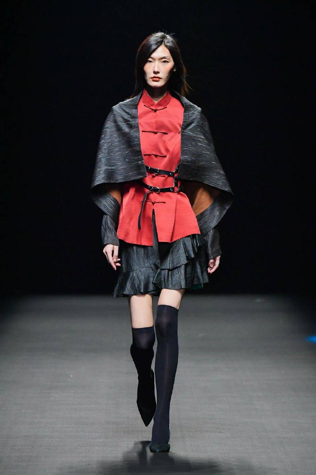 低调端庄的中式传统设计,正在潜移默化的融入现代女装中,加入中国风